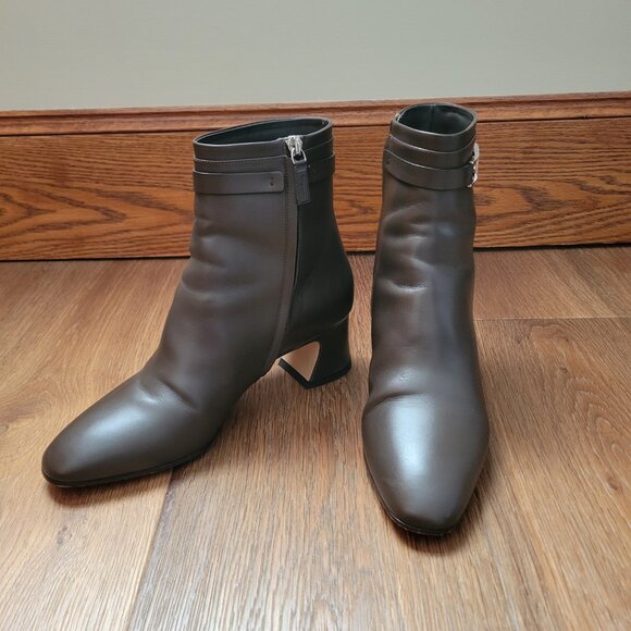 Beautiful Salvatore Ferragamo Booties, like new!  Size 9 - Picture 2 of 8